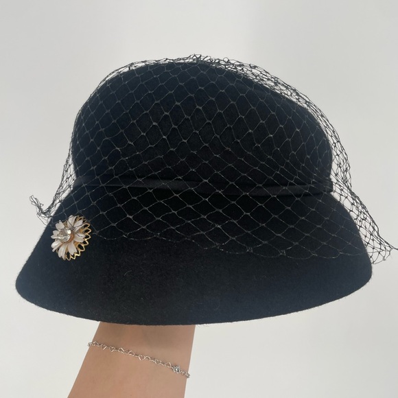 50s/60s Black Pillbox Style Wool Felt Hat With Netting And Flower Embellishment - Picture 11 of 15